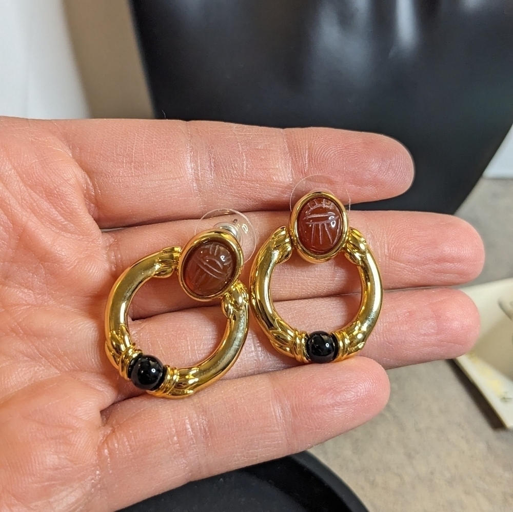 Signed RoAn Vintage Scarab Earrings – Gold-Tone with Carnelian & Black Beads - Picture 4 of 5